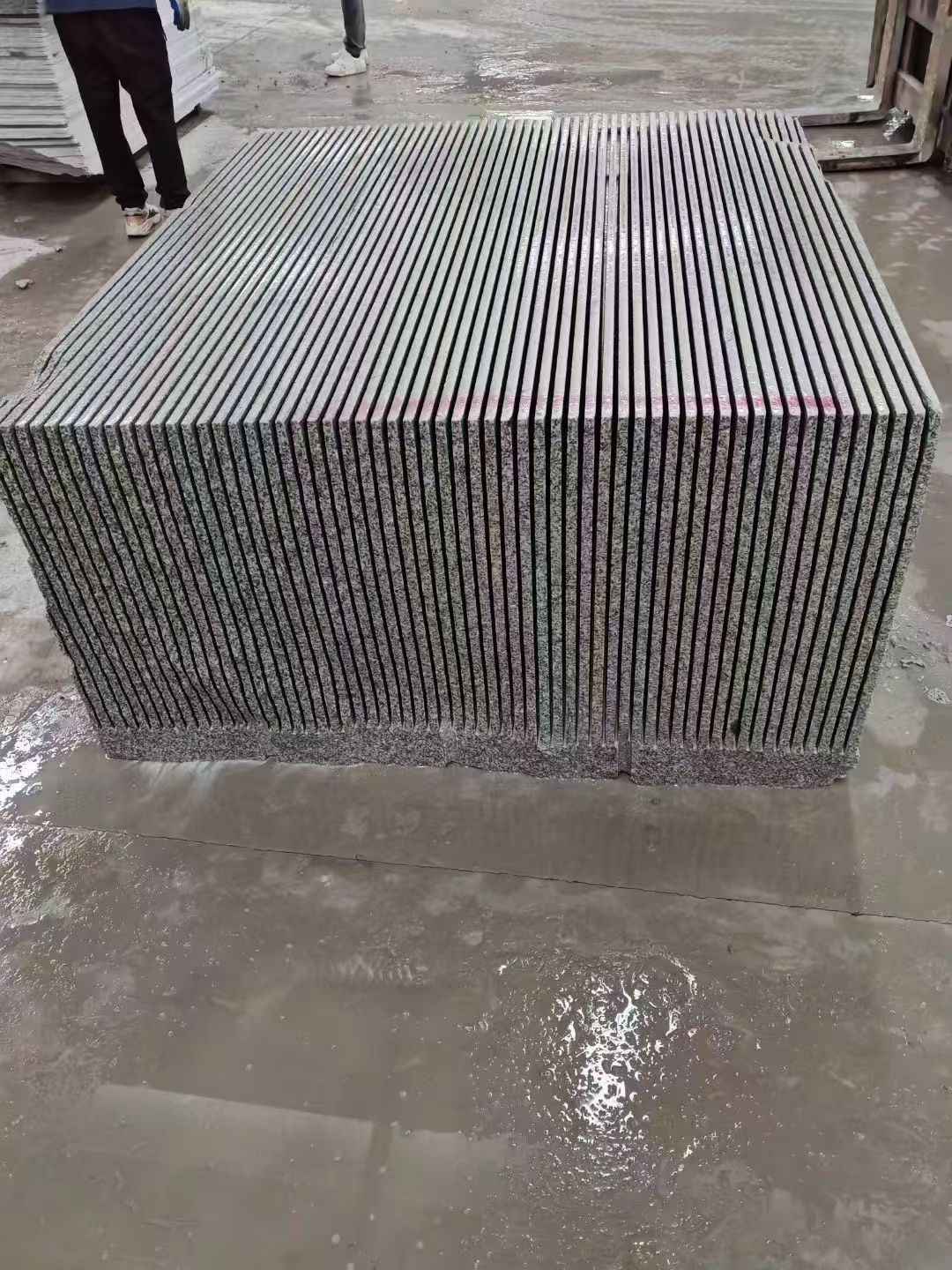 乌鲁木齐芝麻白毛板荒料切割