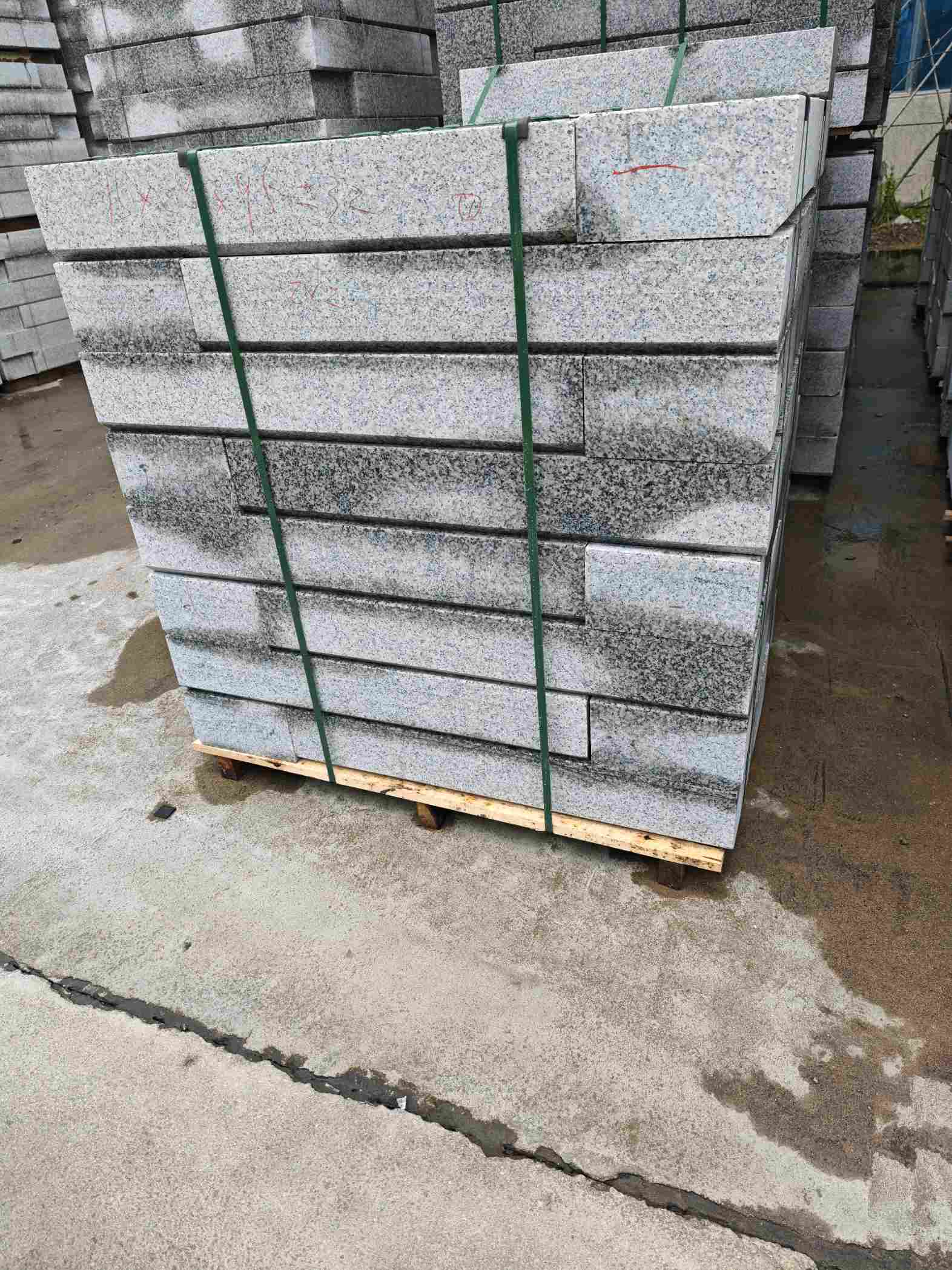 乌鲁木齐芙蓉白路牙石，马路牙子